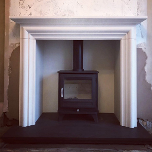 Chesneys Salisbury 5 Series Stove In Limestone Fireplace